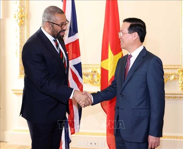 Le Président vietnamien, Vo Van Thuong (à droite), et le ministre britannique des Affaires étrangères, James Cleverly. Photo : VNA.