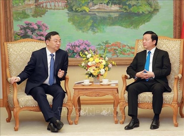 Le Vice-Premier ministre vietnamien, Trân Hông Hà (à droite) et le président du groupe chinois BYD Wang Chuanfu. Photo: VNA