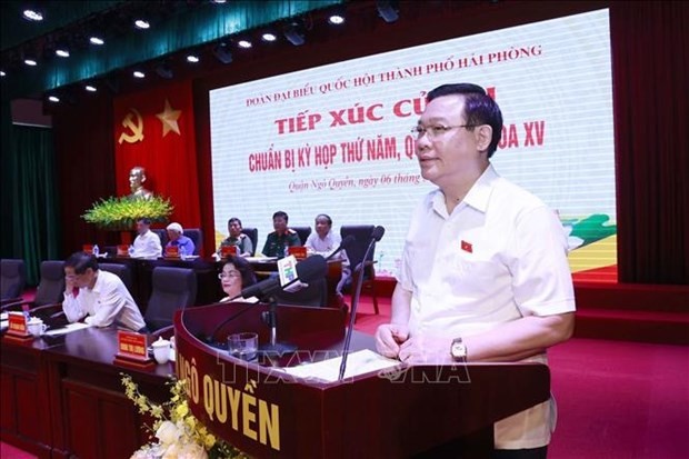 Le Président de l'Assemblée nationale (AN) Vuong Dinh Huê prend la parole lors de la rencontre. Photo : VNA.