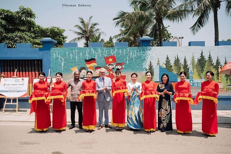 Cérémonie d'inauguration d’une peinture murale en céramique symbolisant l’amitié entre le Vietnam et l’Allemagne à Hanoï. Photo : NDEL.