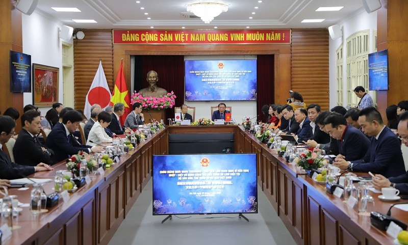Le ministre vietnamien de la Culture, des Sports et du Tourisme, Nguyên Van Hùng, reçoit M. Nikai Toshihiro, président de l’Alliance d’Amitié parlementaire Japon — Vietnam. Photo : journal Tô quôc.