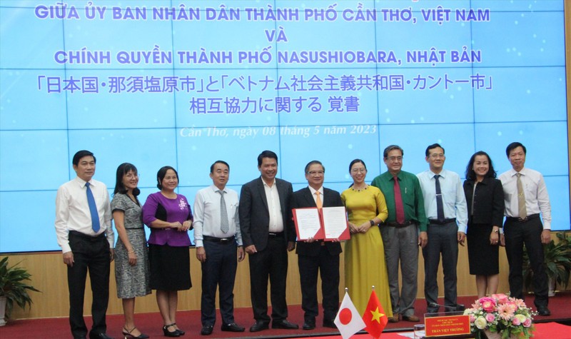 La cérémonie de signature en ligne d’un protocole d’accord de coopération entre Can Tho et Nasushiobara. Photo : laodong.com.vn