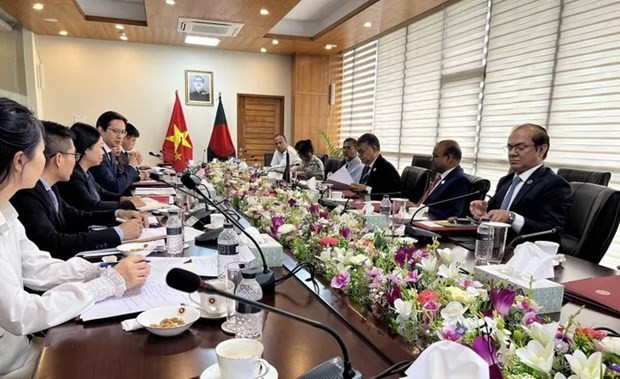 Le vice-ministre vietnamien des Affaires étrangères, Dô Hùng Viêt et son homologue bangladais Masud Bin Momen copréside la 2e consultation politique Vietnam-Bangladesh. Photo : VNA.