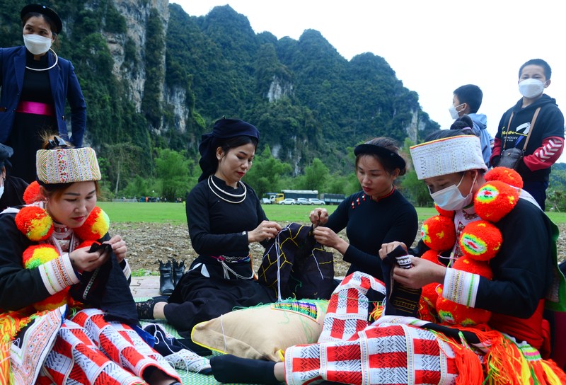 Des femmes de la province de Tuyên Quang (au Nord du Vietnam) préservent le tissage de brocart. Photo : daidoanket.vn