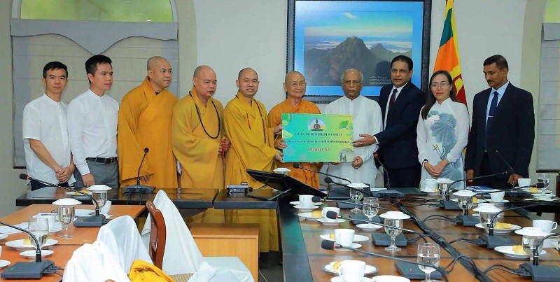 La délégation vietnamienne remet une somme symbolique de 20 000 dollars au Premier ministre sri-lankais. Photo : baoquocte.vn