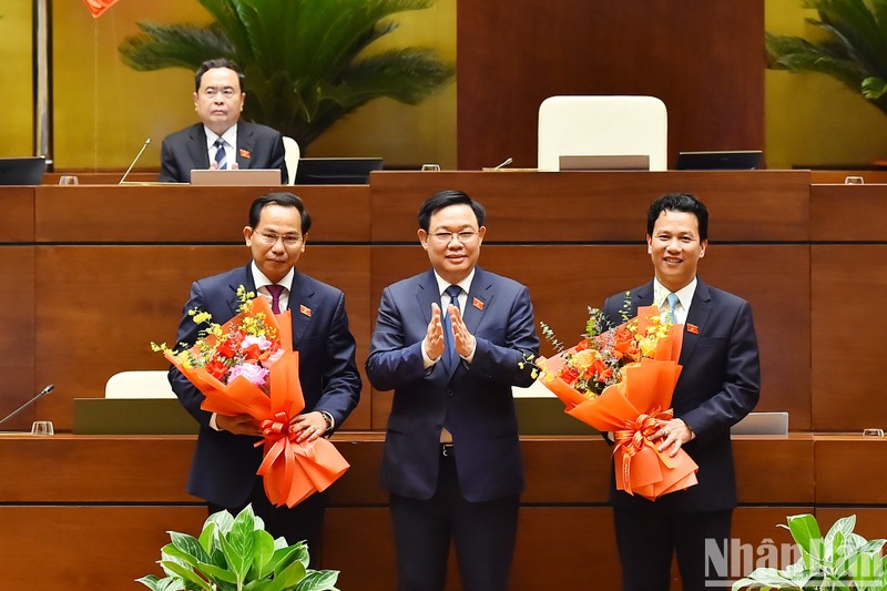 Le Président de l'Assemblée nationale vietnamienne, Vuong Dinh Huê (au centre) offre des fleurs au ministredes Ressources naturelles et de l'Environnement, Dang Quôc Khanh, et au président de la Commission des Finances et du budget de l'Assemblée nationale Lê Quang Manh. Photo : NDEL.