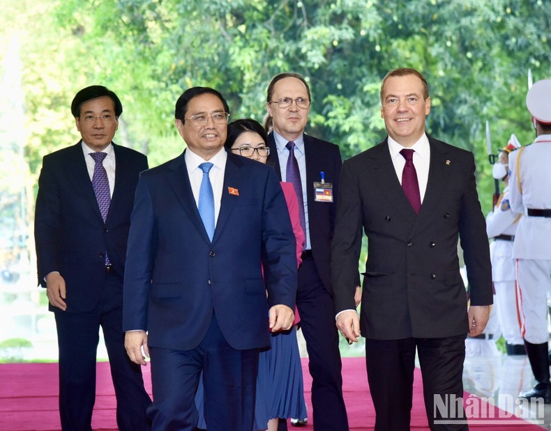 Le Premier ministre vietnamien, Pham Minh Chinh (à gauche) et le Président du Parti Russie unie, également le vice-président du Conseil de Sécurité de la Fédération de Russie, Dmitri Medvedev. Photo : NDEL.