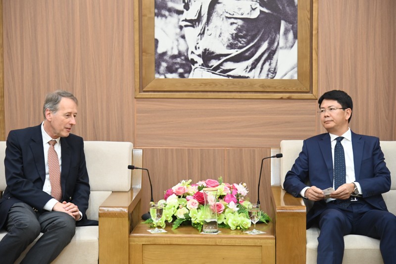 Le vice-ministre vietnamien de la Justice, Nguyên Thanh Tinh (à droite), et Clauspeter Hill, chef adjoint du service de Coopération européenne et internationale de l’Institut KAS. Photo : moj.gov.vn