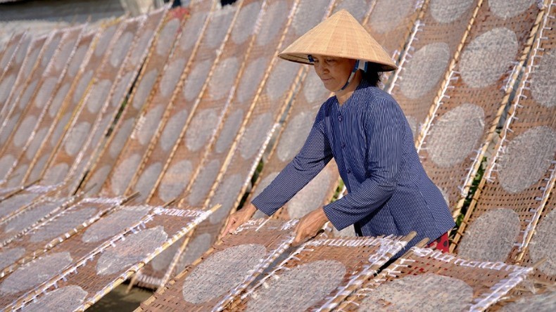 Les habitants de Thuân Hung perpétuent encore la technique traditionnelle de fabrication de papier de riz. Photo : NDEL.