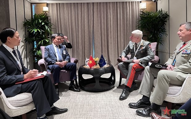 Le vice-ministre vietnamien de la Defense, général de corps d'armée Hoàng Xuân Chiên (à gauche) et Robert Brieger, Président de la Commission militaire de l'Union européenne. Photo : VNA.