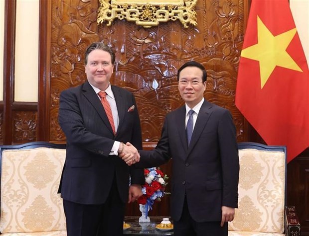 Le Président vietnamien, Vo Van Thuong (à droite) et l'ambassadeur des États-Unis au Vietnam, Marc E.Knapper. Photo : VNA.