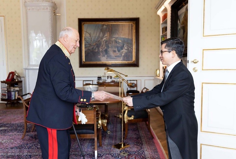 L’ambassadeur vietnamien, Dinh Nho Hung, a présenté ses lettres de créance au Roi Harald V de Norvège. Photo : Baoquocte.