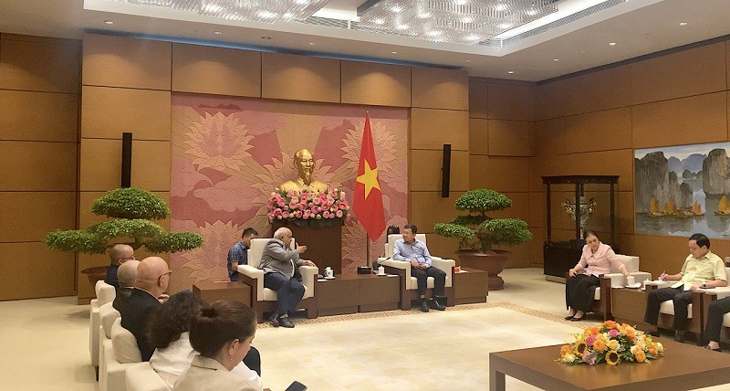 Le président du Groupe d’Amitié parlementaire Vietnam — Cuba, Vu Hai Hà, rencontre l’ambassadeur de Cuba au Vietnam, Orlando Nicolás Hernández Guillén. Photo : Thoidai.com.vn