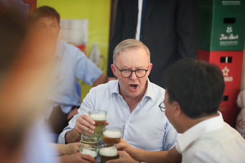 Le Premier ministre australien, Anthony Albanese, a visité une brasserie locale à Hanoï pour déguster de la bia hoi. Photo : KTDT.vn