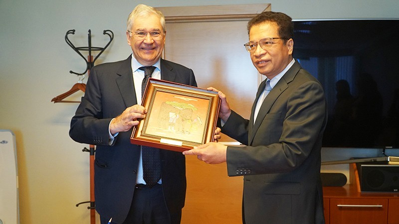 L’ambassadeur du Vietnam en Russie, Dang Minh Khôi (à droite), et le PDG de la VGTRK, Oleg Dobrodeyev. Photo : NDEL.