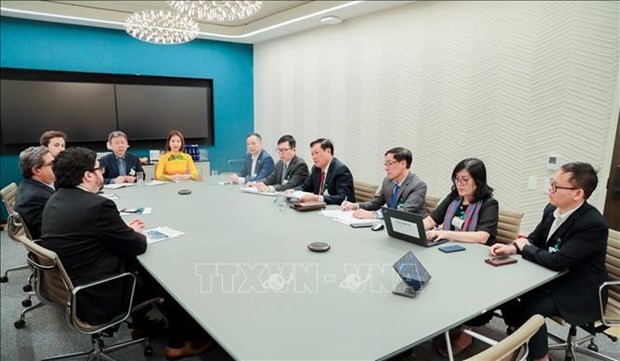 Le vice-ministre vietnamien de la Santé, Dô Xuân Tuyên (4e à partir de la droite) lors de la séance de travail avec les responsables du groupe Pfizer Inc. Photo : VNA.