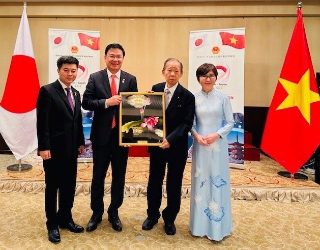 L’ambassadeur vietnamien au Japon, Pham Quang Hieu, remet un cadeau du Premier ministre Pham Minh Chinh au président de l’Union des parlementaires d’amitié Japon-Vietnam, Nikai Toshihiro. Photo : baoquocte.
