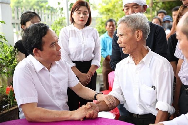 Le Vice-Premier ministre Trân Luu Quang (à gauche) se rend auprès des proches d'une victime. Photo : VNA.