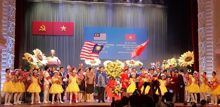 Cérémonie marquant le 50e anniversaire de l’établissement des relations diplomatiques entre le Vietnam et la Malaisie. Photo : thoidai.com.vn