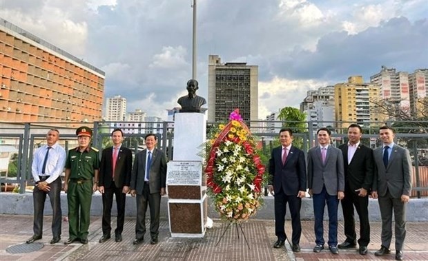 La délégation a offert des fleurs en hommage au Président Hô Chi Minh devant sa statue de l'avenue Bolivar à Caracas. Photo : VNA.