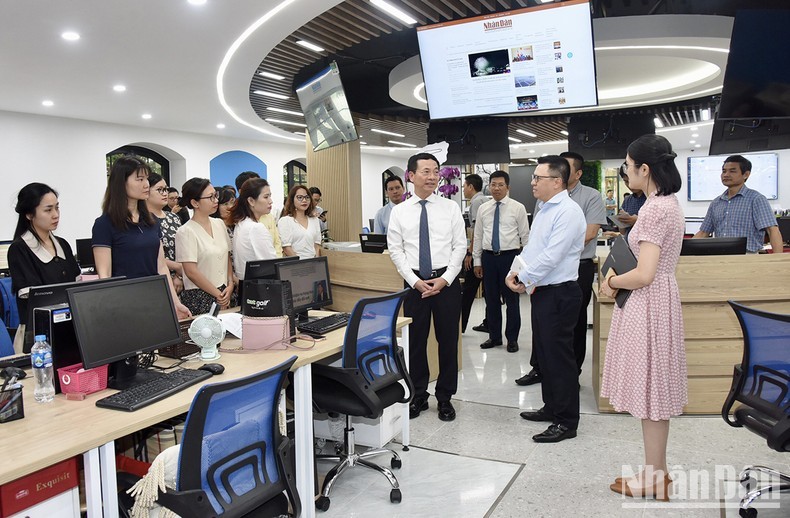 Le ministre vietnamien de l’Information et de la Communication, Nguyên Manh Hùng, visite la salle de rédaction multimédia. Photo : Journal Nhân Dân.