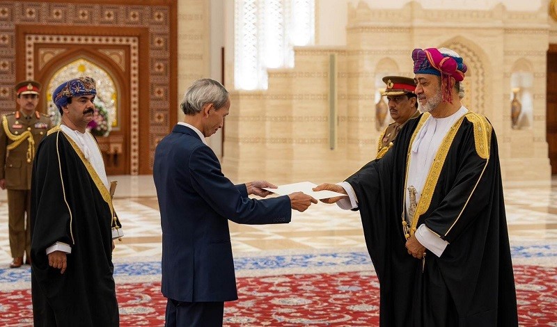 L'ambassadeur Dang Xuân Dung a présenté ses lettres de créance au Sultan d’Oman, Haitham bin Tariq. Photo : baoquocte.com.vn