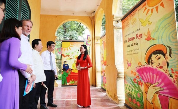 Des panneaux et peintures sur les rituels du Têt Doan Ngo. Photo : hanoimoi.vn