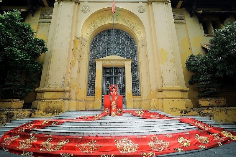 L'áo dài est parsemée de pierres et estampée de 468 motifs antiques vietnamiens. Photo : baoquocte.com.vn