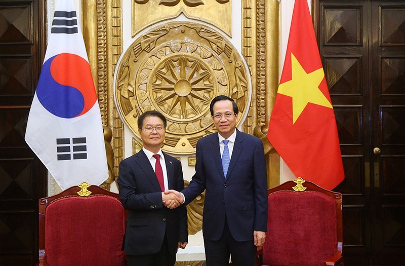 Le ministre vietnamien du Travail, des Invalides de guerre et des Affaires sociales, Dào Ngoc Dung, et le ministre sud-coréen de l’Emploi et du Travail, Lee Jung-sik. Photo : VNA.
