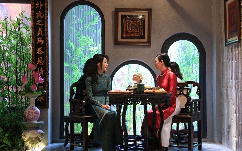 Phan Thị Thanh Tâm (à droit) et Kim Keon-hee. Photo : baoquocte.vn