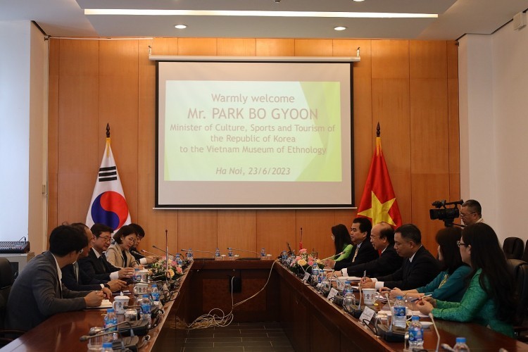 Séance de travail entre le président de l’Académie des Sciences sociales du Vietnam, Phan Chi Hiêu, et Park Bo-gyoon, ministre sud-coréen de la Culture, des Sports et du Tourisme. Photo : thoidai.com.vn