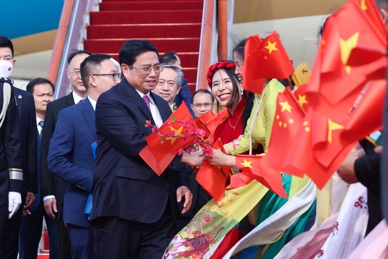 Le Premier ministre vietnamien, Pham Minh Chinh, accueilli à sa descente d’avion, à Pékin, en Chine. Photo : VNA.