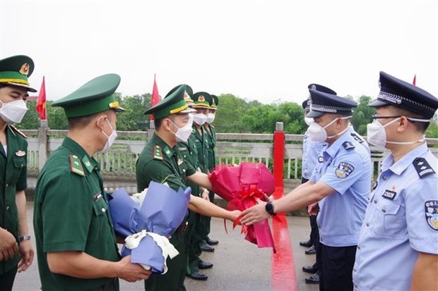 Les autorités du Vietnam et de la Chine se rencontrent le jour de la réouverture de la paire de postes frontaliers. Photo : VNA.