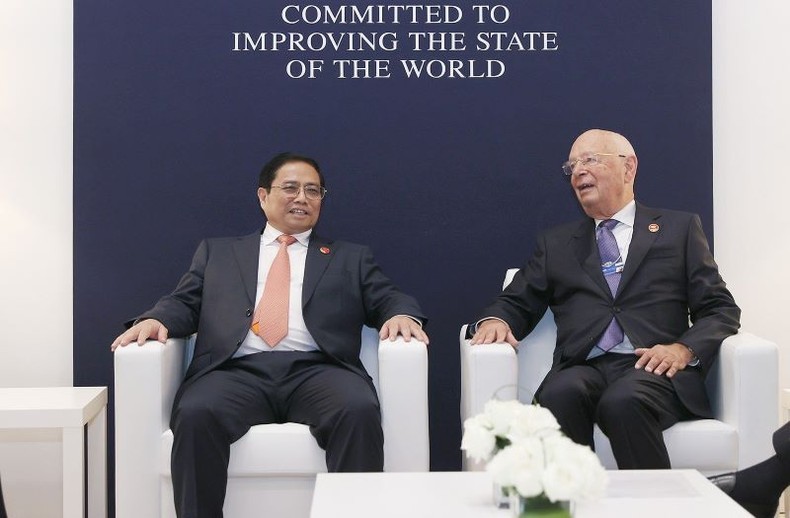 Le Premier ministre Pham Minh Chinh (à gauche) et le professeur Klaus Schwab, fondateur et président exécutif du Forum économique mondial (FEM), à Tianjin, le 26 juin. Photo : NDEL.