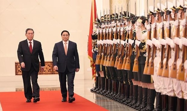  Le Premier ministre chinois, Li Qiang (à gauche) préside lundi matin, 26 juin, une cérémonie d'accueil officielle de son homologue vietnamien, Pham Minh Chinh. Photo : VNA.