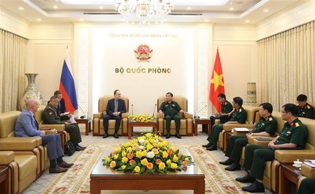 Le général de corps d'armée Hoàng Xuân Chiên, vice-ministre vietnamien de la Défense (à droite) et l’ambassadeur de Russie au Vietnam, Gennady Stepanovich Bezdetko. Photo : VNA.