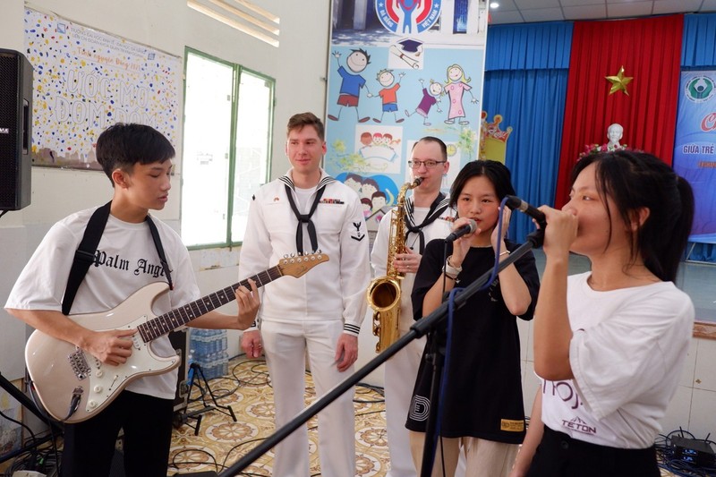 Les jeunes de Làng Hy Vọng sont enthousiastes devant la fanfare de la marine américaine. Photo : TP.com.vn