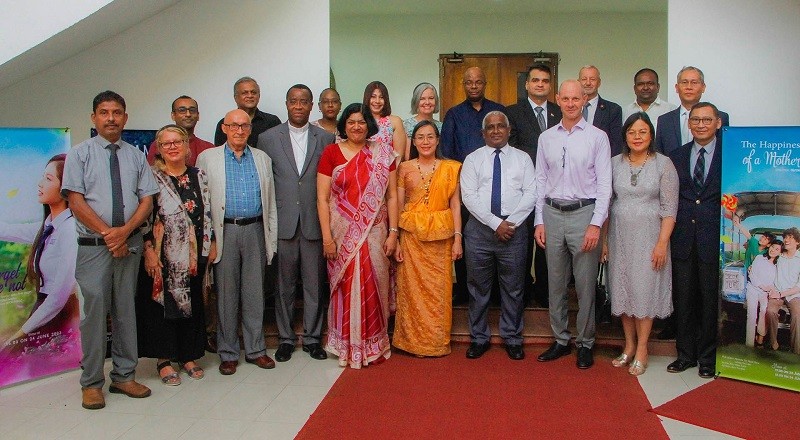 L'ambassadrice du Vietnam au Sri Lanka, Hô Thị Thanh Truc, et des invités. Photo : baoquocte.