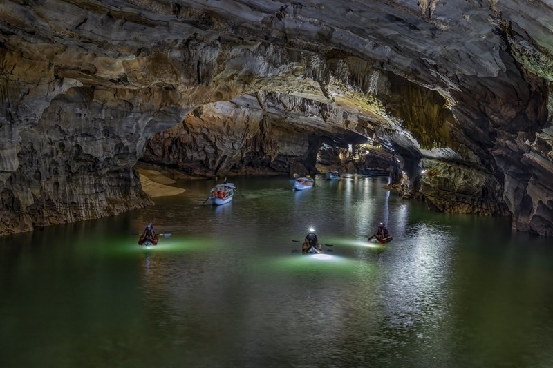 Des touristes visitent la grotte de Phong Nha. Photo : baovanhoa.com.vn