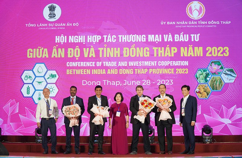 Les dirigeants de l’Association des entreprises de la province de Dong Thap et des entreprises indiennes ont convenu de signer de nombreux protocoles d’accord de coopération bilatérale. Photo : Dautu.