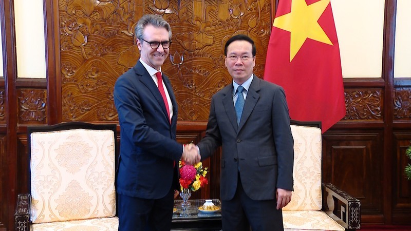 Le Président du Vietnam, Vo Van Thuong (à droite) et le chef de la Délégation de l’Union européenne au Vietnam Giorgio Aliberti. Photo : VNA.