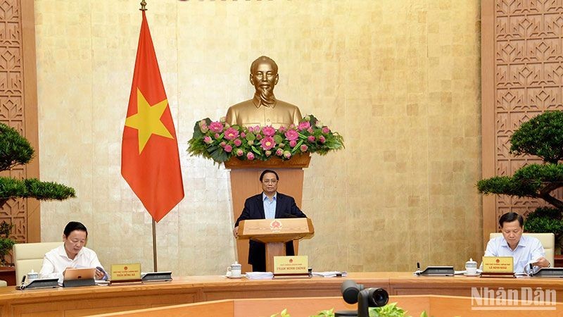 Le Premier ministre vietnamien, Pham Minh Chinh, a présidé le 4 juillet à Hanoï une téléconférence entre le Gouvernement et les localités. Photo : NDEL.