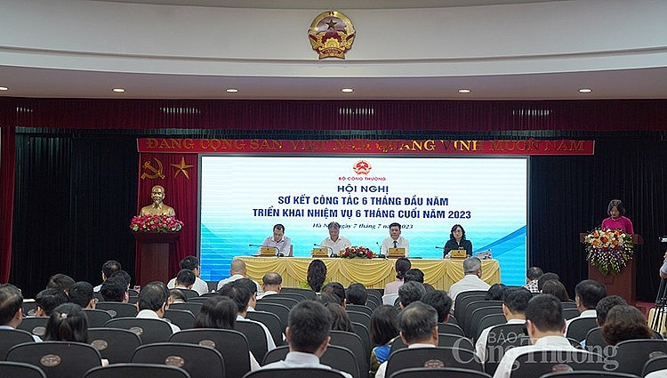 La conférence de bilan du premier semestre et de la mise en œuvre des tâches pour les six derniers mois de 2023 du ministère du Commerce et de l’Industrie, le 7 juillet à Hanoï. Photo : Congthuong.