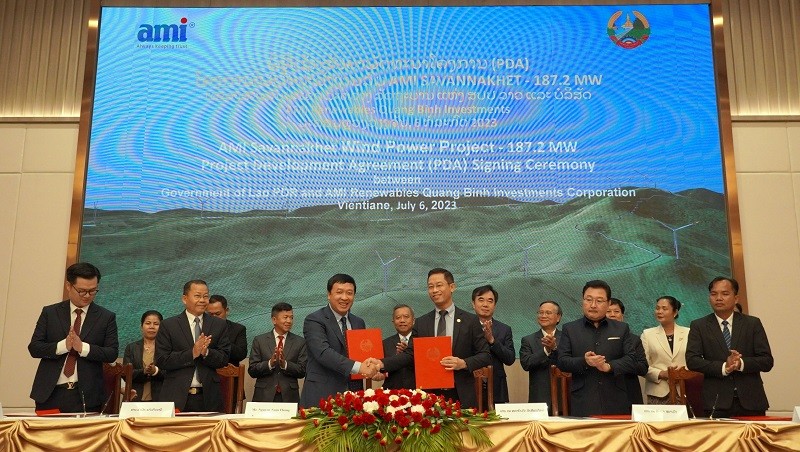 La cérémonie de signature de l'accord pour développer un projet de centrale éolienne dans la province laotienne de Savannakhet. Photo : dautu.