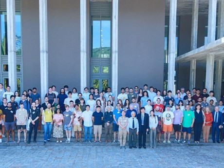 Une centaine de scientifiques venus de 11 pays et territoires participant à l'École d'été avancée en théorie quantique des champs et gravité quantique à l'ICISE. Photo : ICISE.