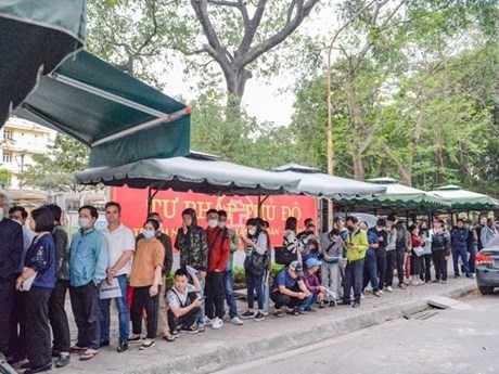 Files des gens en attente de traitement des demandes d’extraits de casier judiciaire devant le ministère de la Justice. Photo : nld.com.vn