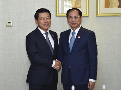 Le ministre vietnamien des Affaires étrangères Bùi Thanh Son (à droite) et le vice-Premier ministre et ministre des Affaires étrangères du Laos, Saleumxay Kommasith. Photo : VNA.