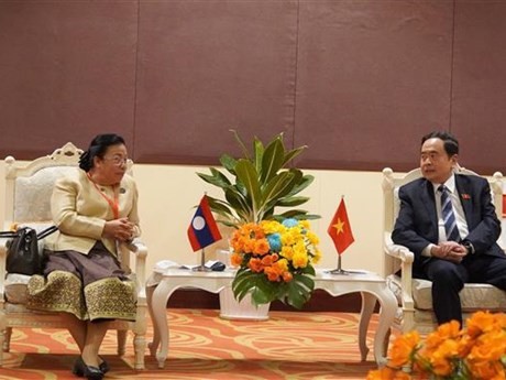 Le vice-président permanent de l’Assemblée nationale du Vietnam, Trân Thanh Mân, avec la vice-présidente de de l’Assemblée nationale du Laos, Sounthone Xayachack. Photo : VNA.