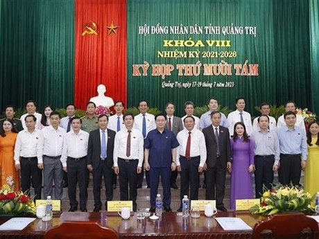 Le Président de l’AN Vuong Dinh Huê et les délégués à la 18e session du Conseil populaire de Quang Tri, pour le mandat 2021 - 2026. Photo : VNA.