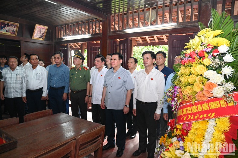Le Président de l’AN, Vuong Dinh Huê, a rendu hommage au Secrétaire général Lê Duân. Photo : NDEL.